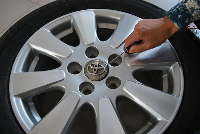 Как снять диск с колеса автомобиля: Как снять резину с диска самому, снятие шины с колеса автомобиля