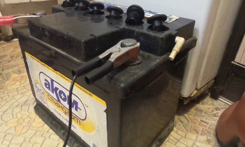При зарядке аккумулятора не кипит одна банка: При зарядке аккумулятора одна банка не кипит (не заряжается). Что делать? Подробно с видео