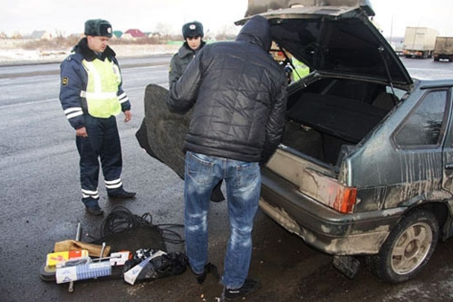 Досмотр авто: Может ли инспектор проводить досмотр автомобиля и водителя без понятых и в каких случаях