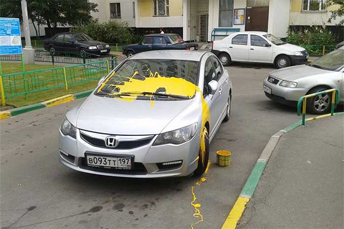 Штраф за блокировку автомобиля во дворе: Что делать, если машину заперли на парковке :: Autonews