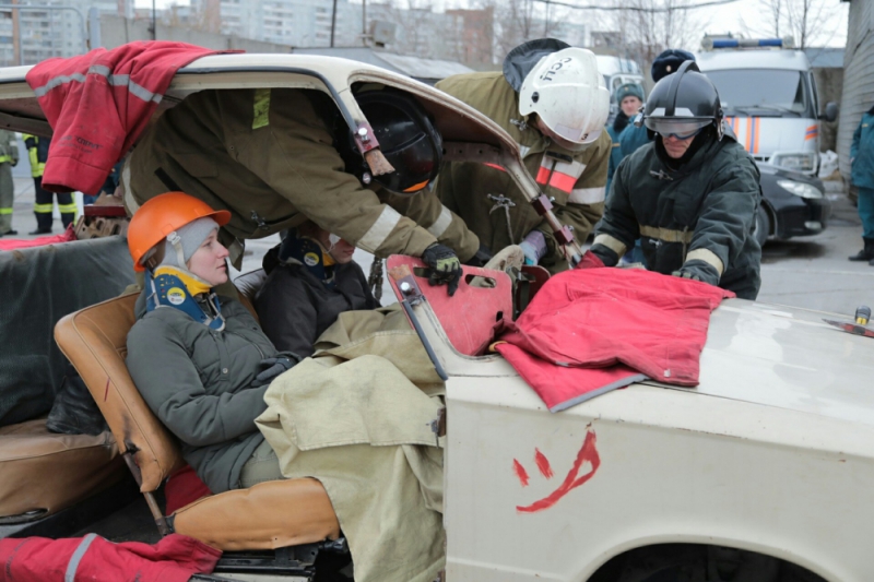 Оказание 1 помощи пострадавшим в дтп. Первая помощь пострадавшим в ЧС. Оказание помощи при катастрофах. Пожарные с пострадавшим.