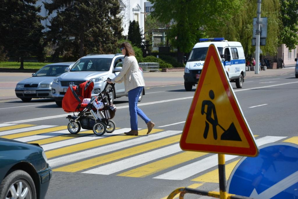 Установка светофора на пешеходном переходе: Установка светофоров на пешеходных переходах на дорогах, имеющих более двух полос для движения в обоих направлениях (Астраханская область)