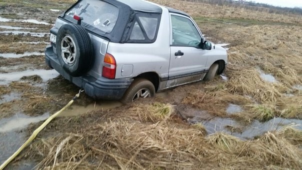 Машина застряла в грязи помощь: Волонтеры по всей стране готовы вытащим застрявшую машину с поля, из грязи, из леса. Здесь вы найдете телефон службы помощи если застрял автомобиль. По всей России.