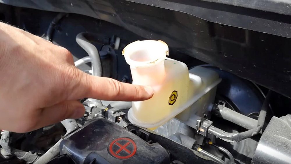 Тормозная жидкость замена через сколько: Замена тормозной жидкости - когда и как часто менять тормозную жидкость в автомобиле
