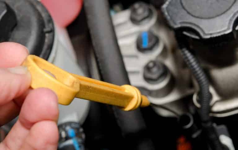 Как проверить масло в машине правильно: Как проверить уровень и долить масло в двигатель автомобиля? Автоблог Авилон