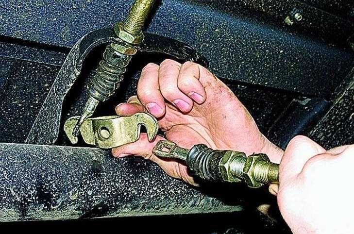Регулировка стояночного тормоза: Регулировка стояночного тормоза