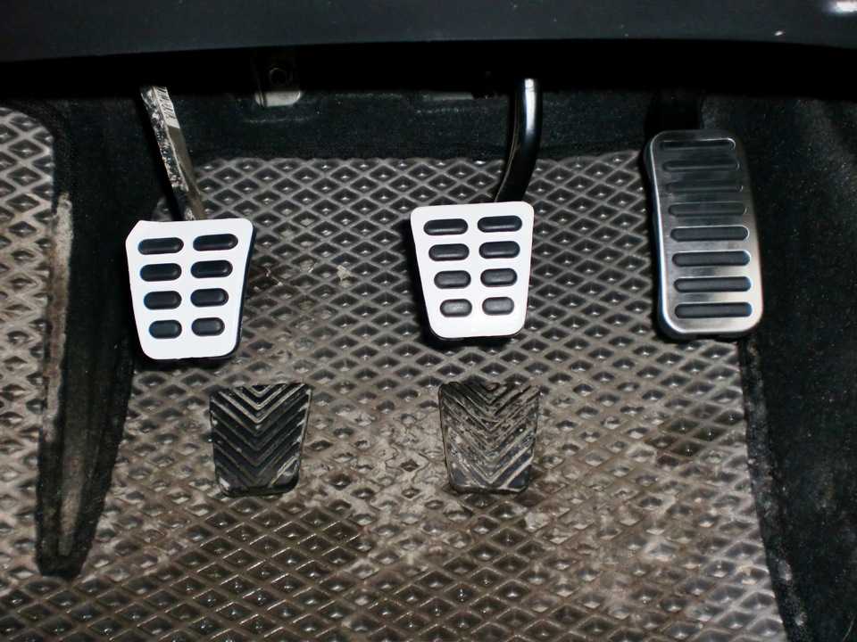 Педали в автомобиле расположение механика: Расположение педалей в машине с механической коробкой МКПП и автоматической АКПП