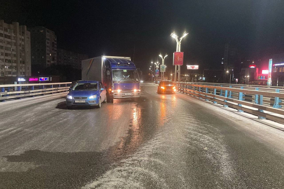 Машину ведет влево причины: Машину тянет вправо. 10 причин почему ведет руль при езде, разгоне, торможении