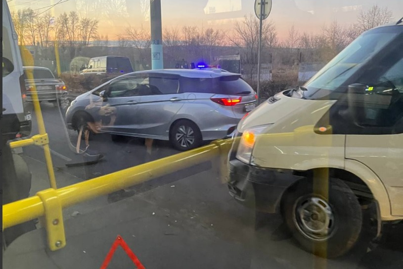 Машину уводит в сторону: Машину тянет вправо. 10 причин почему ведет руль при езде, разгоне, торможении