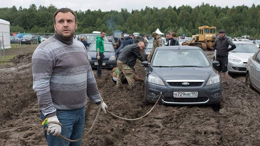 Машина застряла в грязи помощь: Волонтеры по всей стране готовы вытащим застрявшую машину с поля, из грязи, из леса. Здесь вы найдете телефон службы помощи если застрял автомобиль. По всей России.