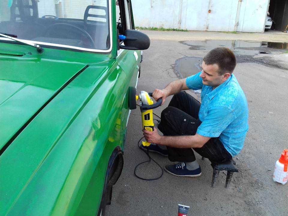 Покраска автомобиля электрическим краскопультом: Покраска автомобиля электрическим краскопультом (пульверизатором)