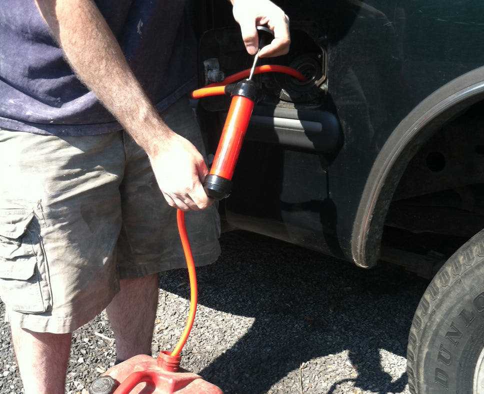 Слили бензин из бака что делать: Что делать, если нужно срочно слить бензин из бака своего автомобиля