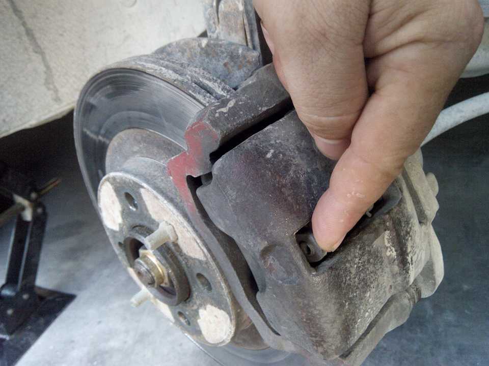 Когда менять передние тормозные колодки: Когда нужно менять тормозные диски и колодки?