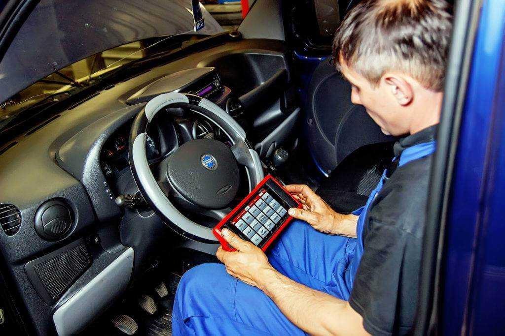 Как провести диагностику автомобиля самому: через ноутбук или с помощью смартфона