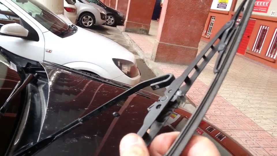 Как поменять щетки на автомобиле: разбираемся в конструкции и производителях