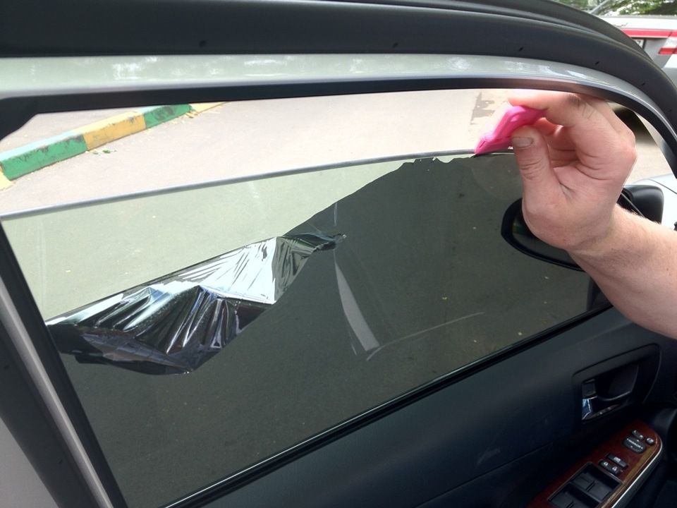 Как снять тонировку со стекла автомобиля: Как снять тонировку со стекла автомобиля? Инструкция как снять старую тонировку со стекла самому?