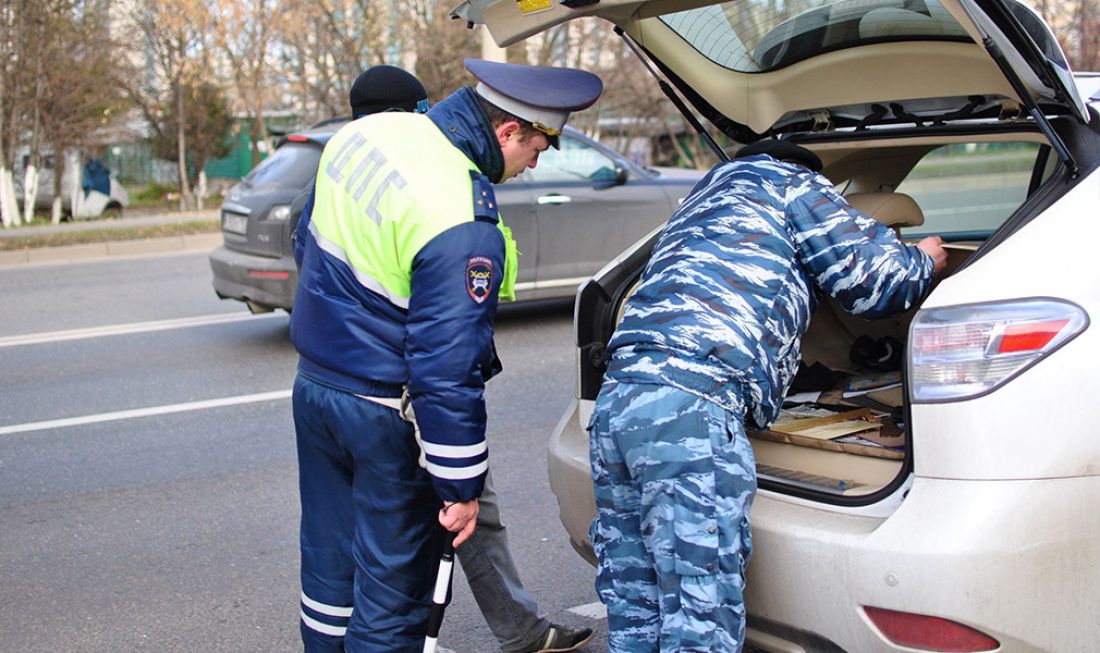 Досмотр авто: Может ли инспектор проводить досмотр автомобиля и водителя без понятых и в каких случаях