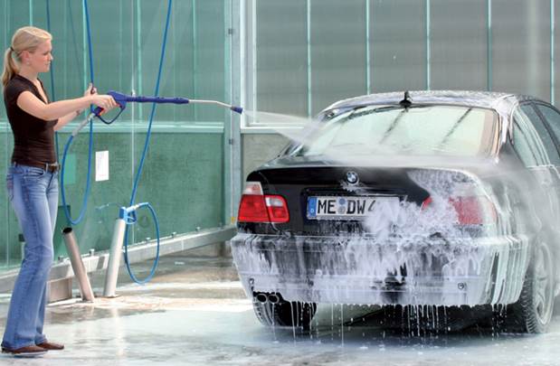 Car wash gun. Как выглядит мойка для машин. Девушку смывает на мойке самообслуживания. Исправление и наказание моет машину.