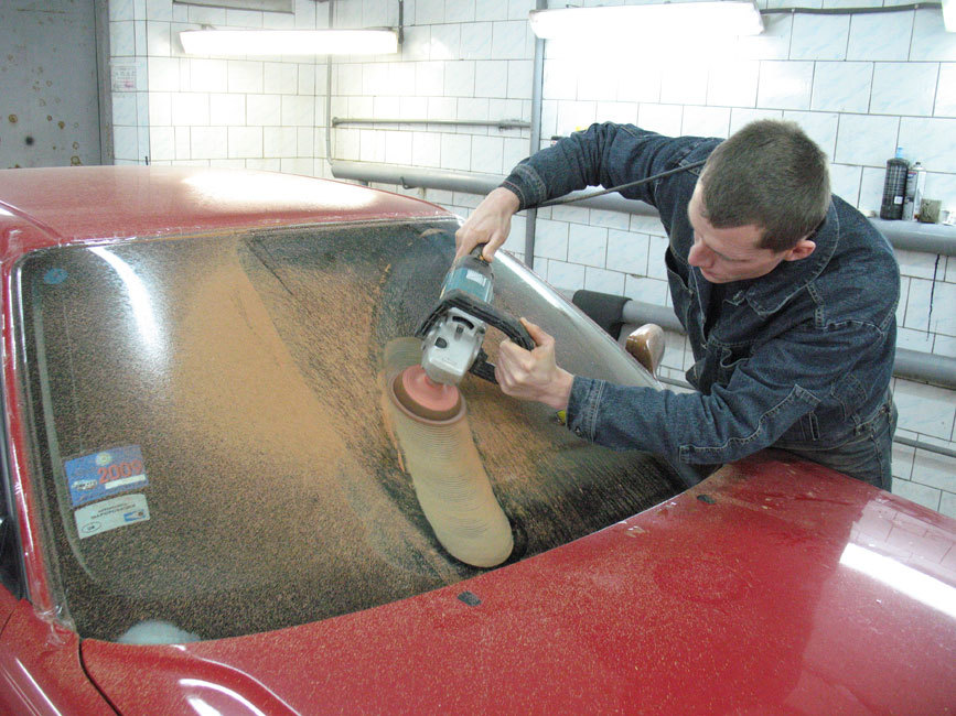 Как отполировать лобовое стекло от царапин: Как самому и без затрат отполировать затертые стекла автомобиля