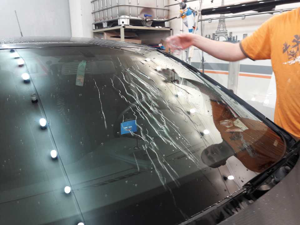Как отполировать лобовое стекло на автомобиле: Чем отполировать лобовое стекло: какие есть варианты