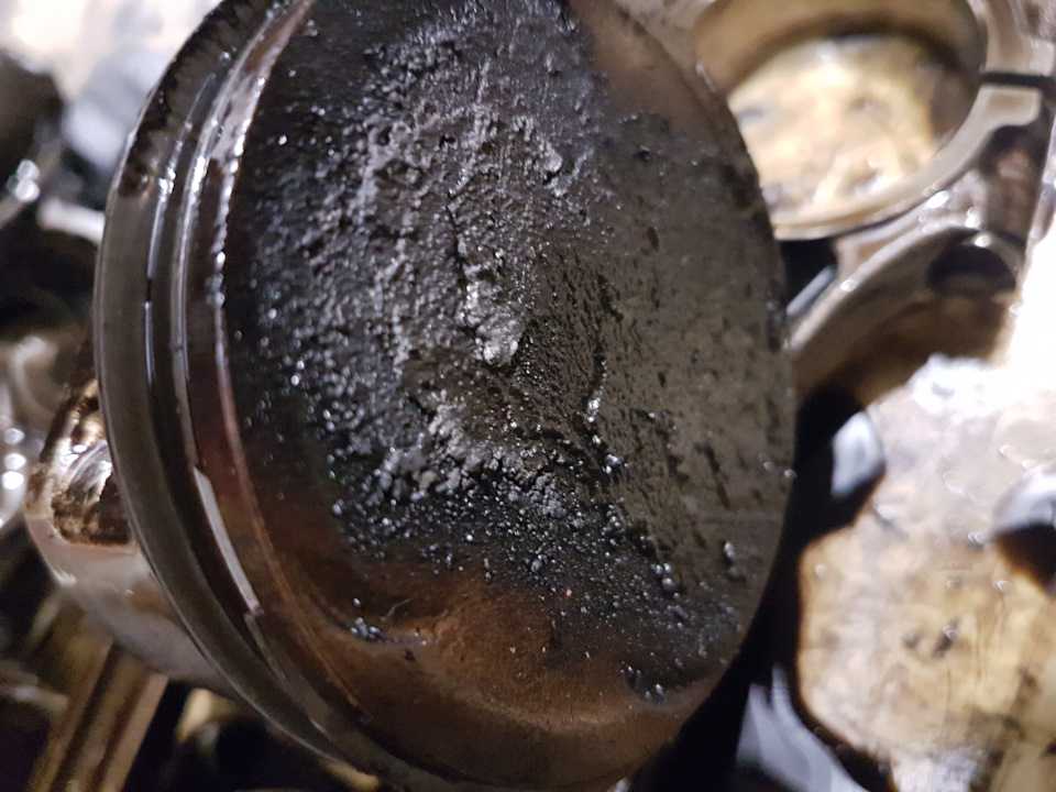 Темное масло в двигателе: Почему масло в двигателе быстро чернеет и стоит ли беспокоиться?