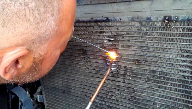 Чем заделать течь в радиаторе автомобиля: 5 способов устранить течь радиатора в дороге - Лайфхак