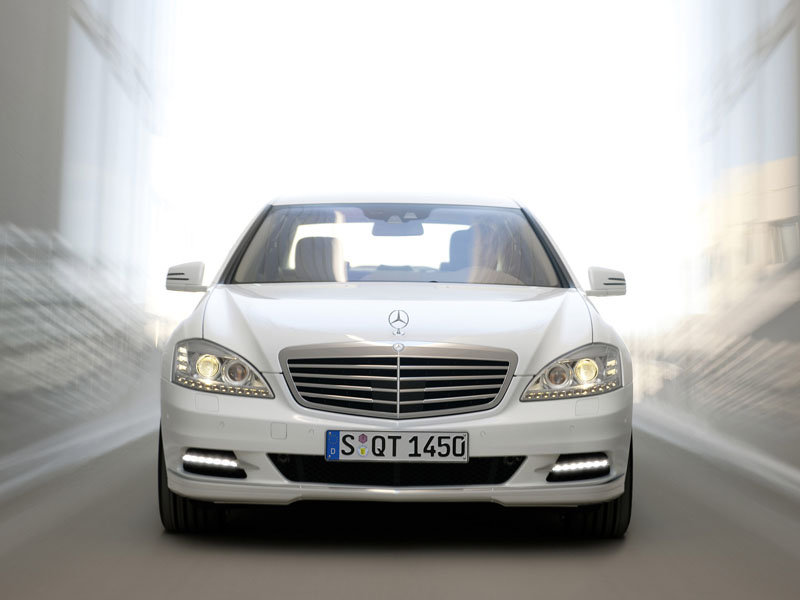 Что такое рестайлинг. Мерседес s400 гибрид. S400 Hybrid w221. Мерседес s221 гибрид. Мерседес 221 спереди.