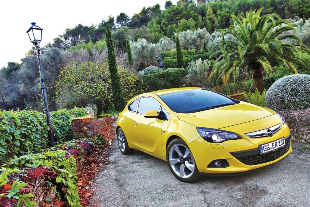 Опель джитиси. Opel Astra GTC. Opel Astra GTC 2023. Opel Astra GTC желтая.