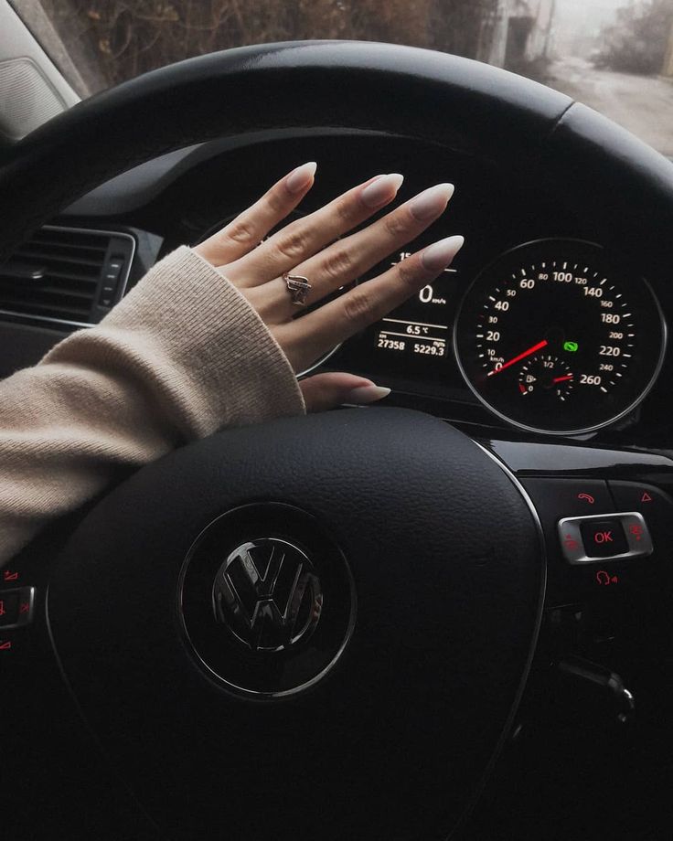 Фото руки на руле: Женская рука на руле машины (34 фото)