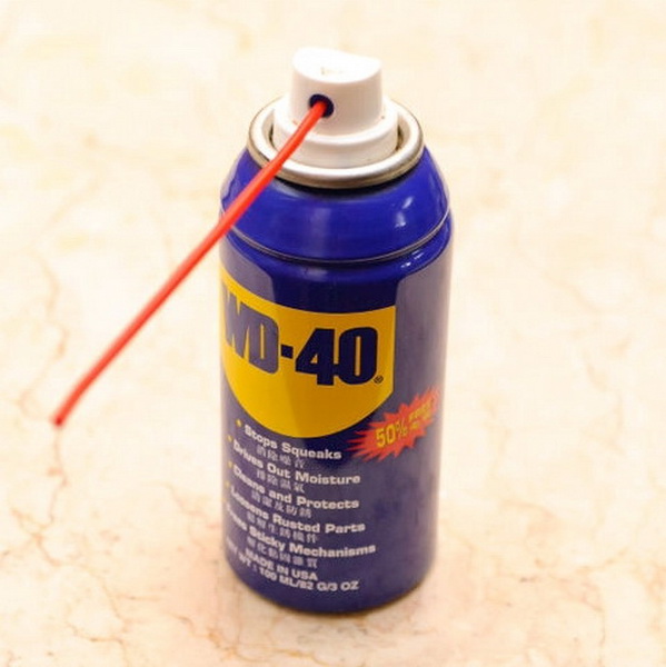 Качества скрипа. Wd40 скрипа дверей. WD 40 от скрипа. Средство для смазывания дверных петель. Смазка от скрипа дверей.