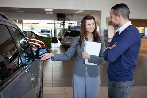 Как вернуть автомобиль в автосалон: Можно ли вернуть автомобиль в салон?