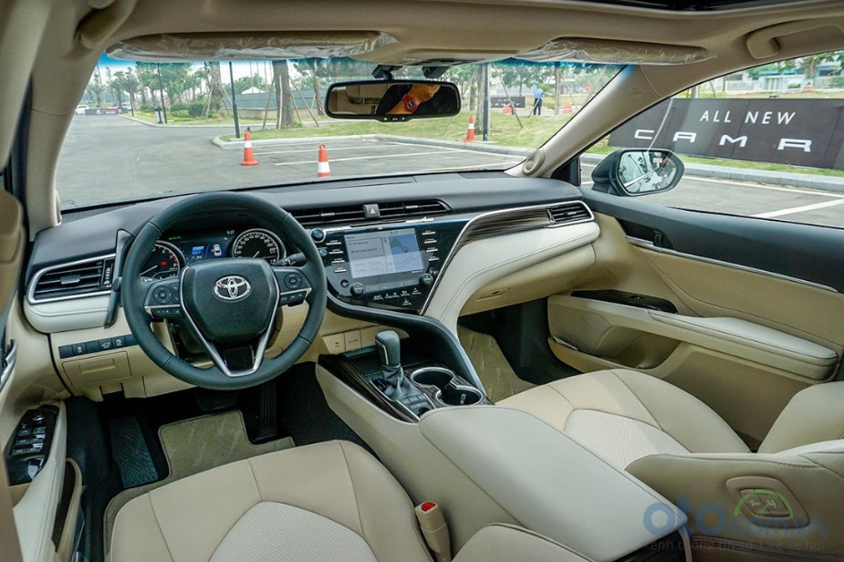 Toyota Camry 2021 белая