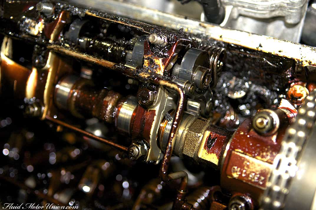 Если много масла в двигателе что будет. Отложения в двигателе от масла. Перелил масло в двигатель. Масла в двигатель машины которые не горят. Избыток масла в двигателе.
