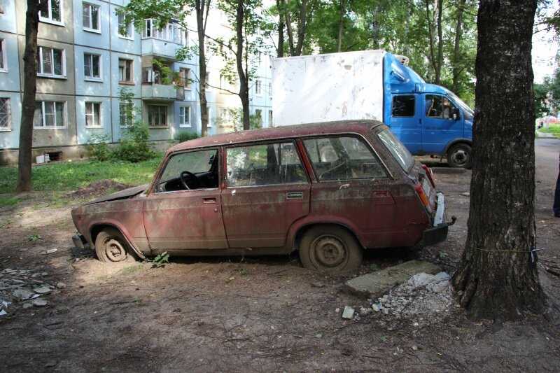 Брошенные машины во дворах что делать: Брошенный автомобиль на придомовой территории