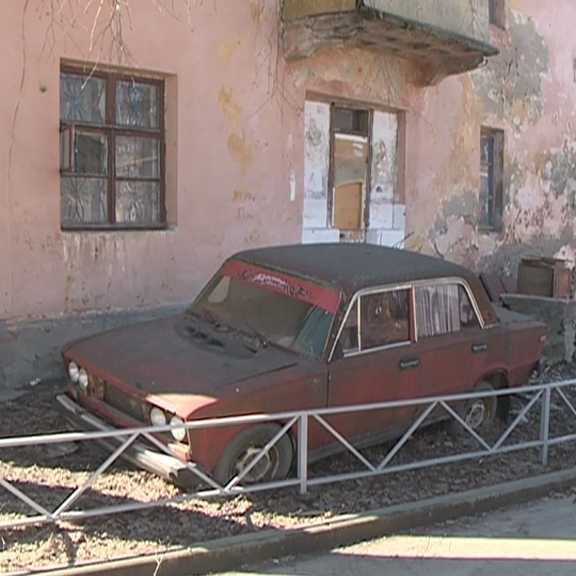 Брошенные машины во дворах что делать: Брошенный автомобиль на придомовой территории