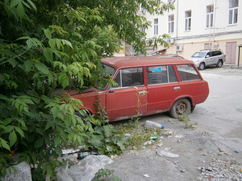 Брошенные машины во дворах что делать: Брошенный автомобиль на придомовой территории