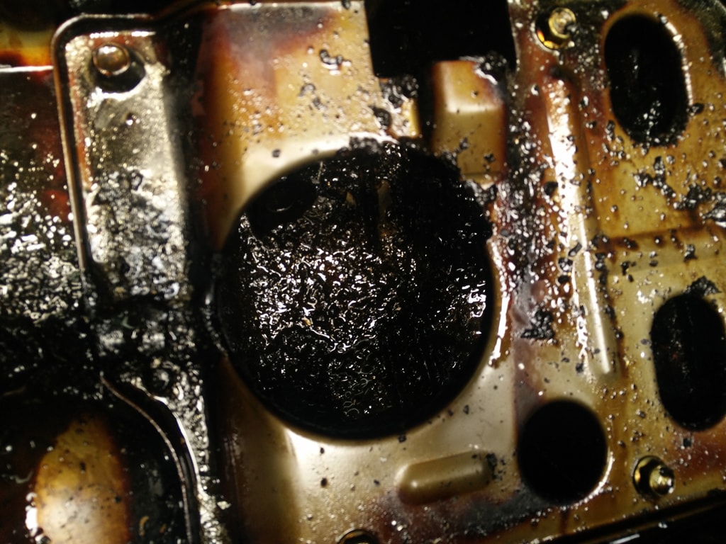 Темное масло в двигателе: Почему масло в двигателе быстро чернеет и стоит ли беспокоиться?