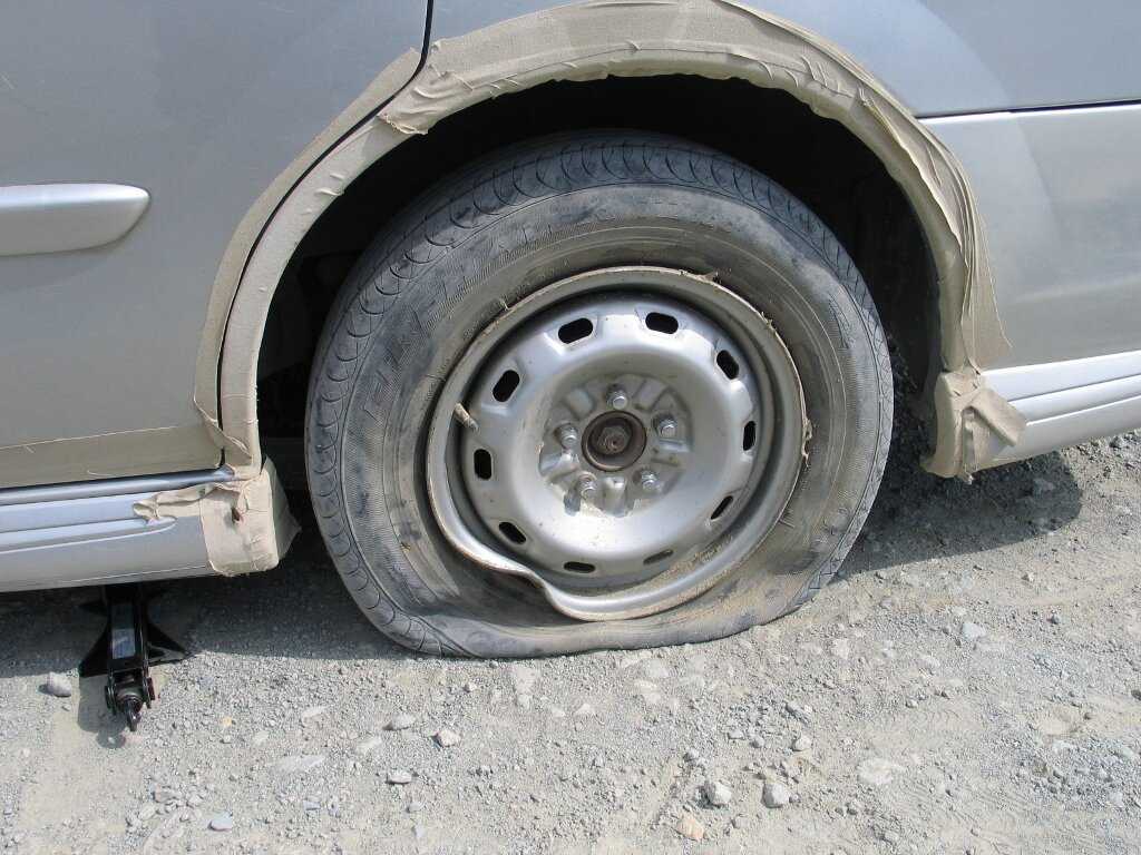 Пробил колесо на дороге: Что делать, если пробило колесо на машине в яме, стрельнул колпачок