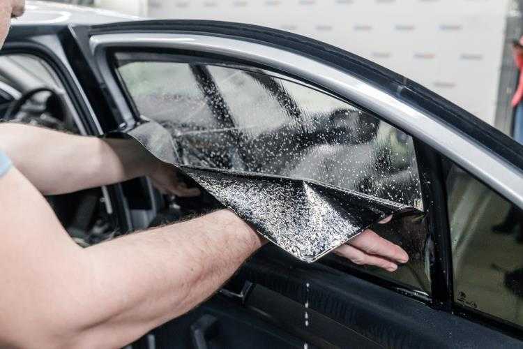 С какой стороны клеится тонировка: Как самостоятельно наклеить тонировочную пленку на стекло авто