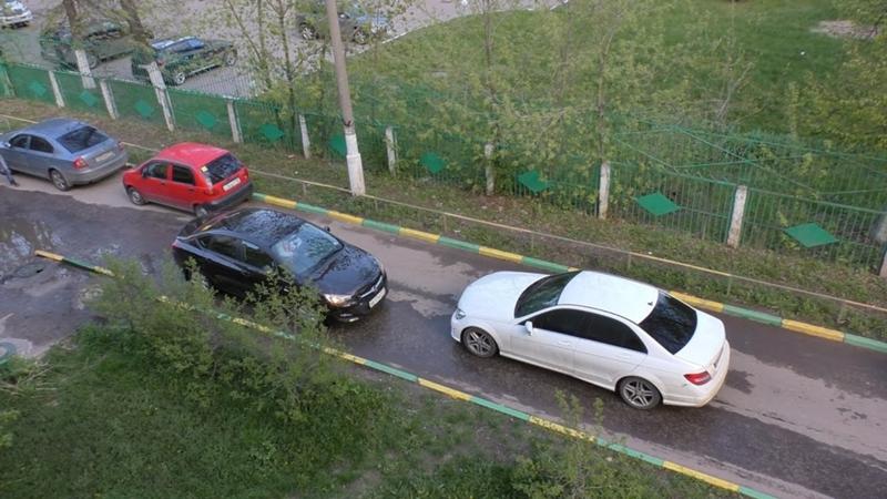 Кто должен уступить при въезде во двор: Кто уступает дорогу при въезде и выезде со двора