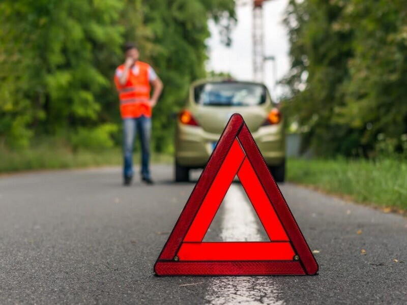 Установка знака аварийной остановки: ПДД РФ, 7. Применение аварийной сигнализации и знака аварийной остановки \ КонсультантПлюс