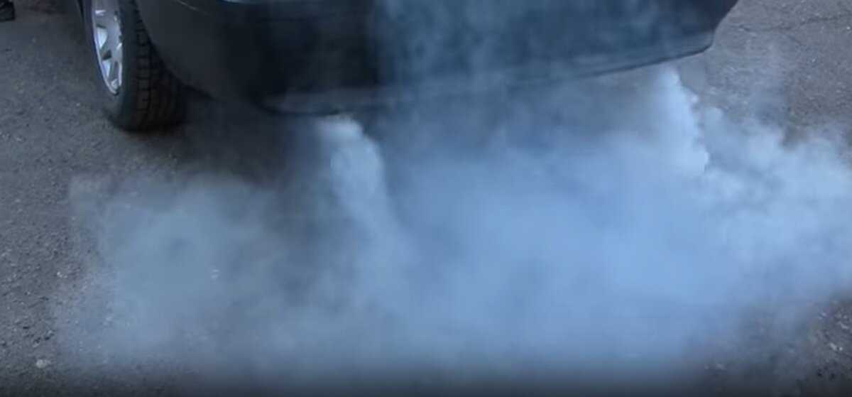 Синеватый дым из выхлопной трубы бензинового двигателя: Синий дым из выхлопной трубы бензинового двигателя