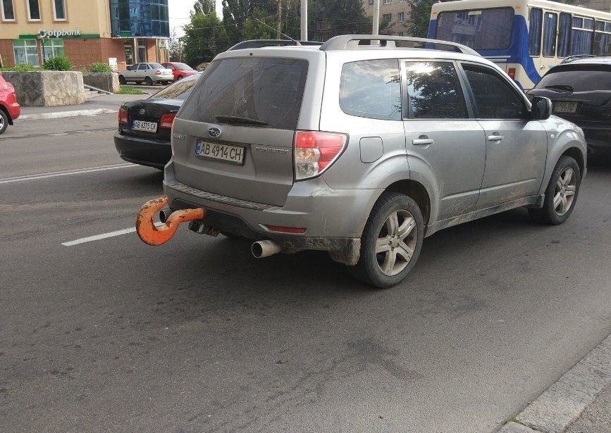 Присела на фаркоп автомобиля: Неудачно присела (3.051 MB)