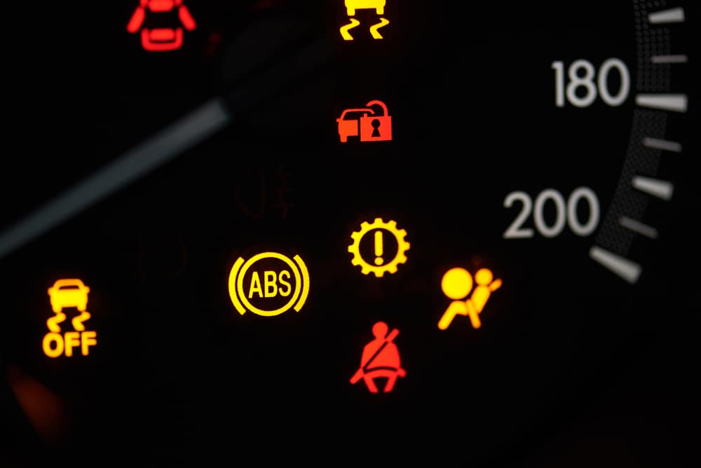 Ошибки в машине: Почему горит лампа подушек безопасности на приборной панели. Причины и устранение