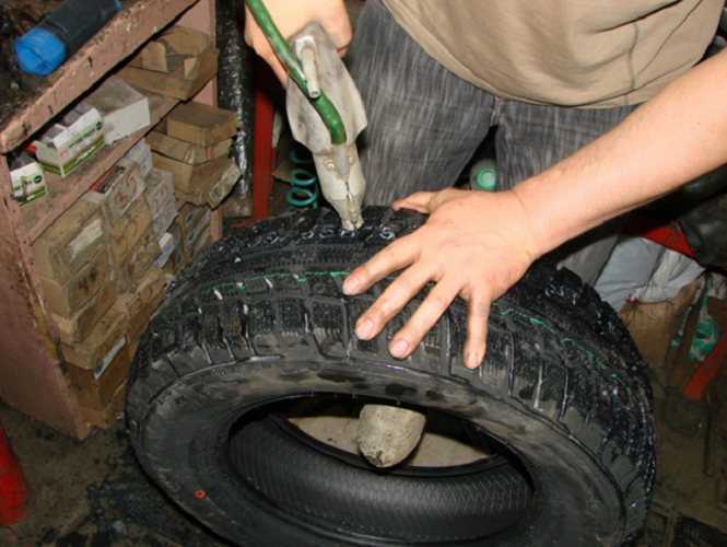 Как установить шипы на колеса: Установка шипов на зимнюю резину своими руками, нужно ли ставить знак на автомобиль