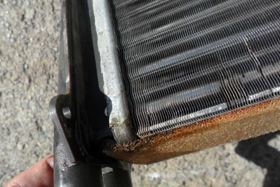 Чем устранить течь радиатора автомобиля: Как устранить течь радиатора, способы ремонта.