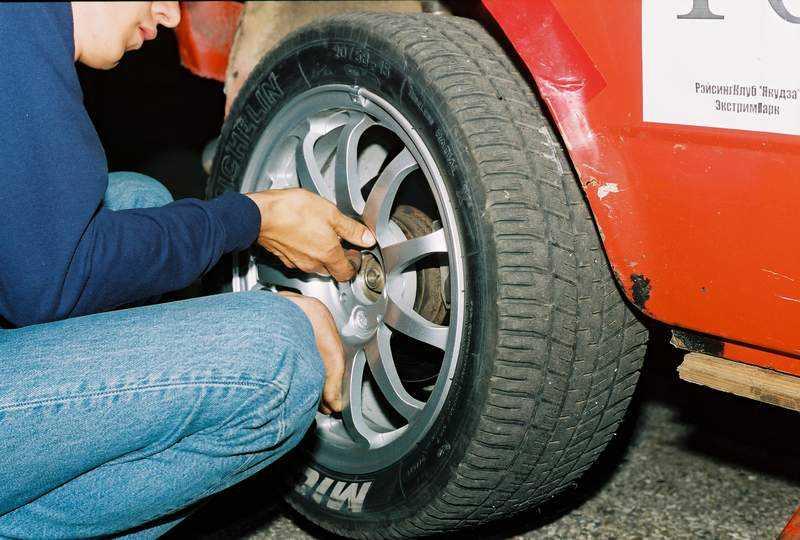 Как ставить колеса на машину по направлению: Как правильно поставить шины на диски. Как правильно ставить резину по направлению движения. рис.2 Маркировка INSIDE асимметричных шин