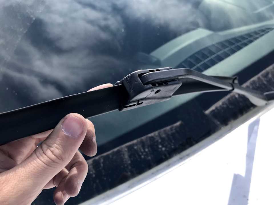 Как снять дворники на машине: Как снять дворники с автомобиля: замена щеток стеклоочистителя