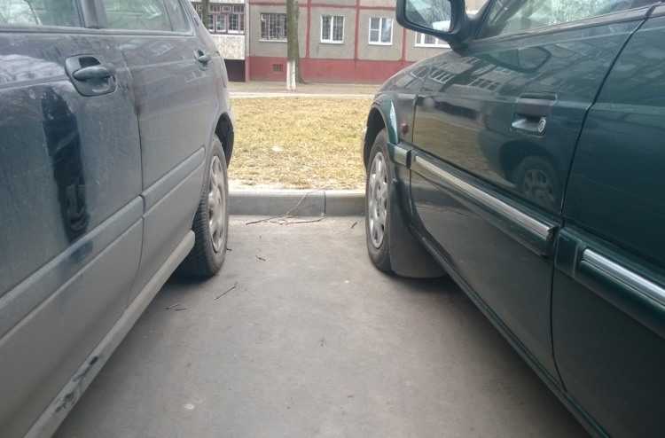 Заперли машину во дворе куда звонить: Что делать, если машину заперли на парковке :: Autonews