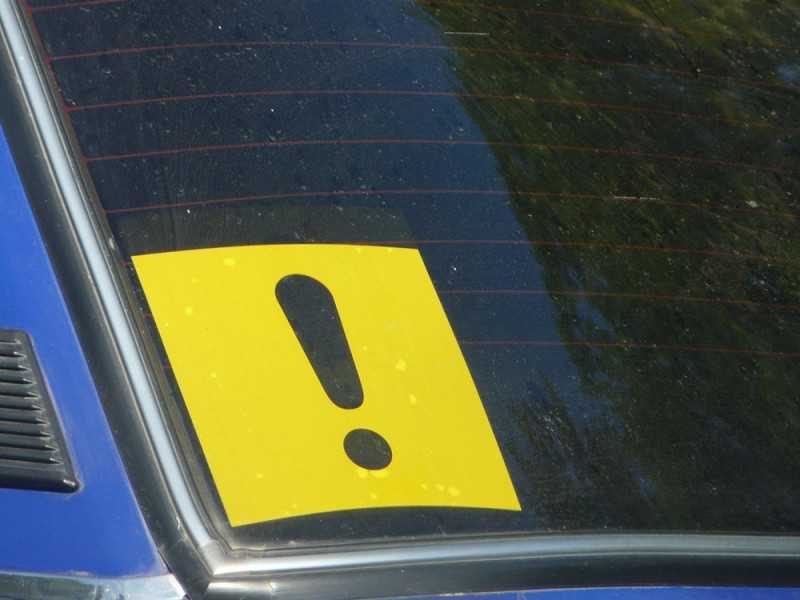 Сколько должен висеть восклицательный знак на машине: что означает, нужен ли, есть ли штраф :: Autonews